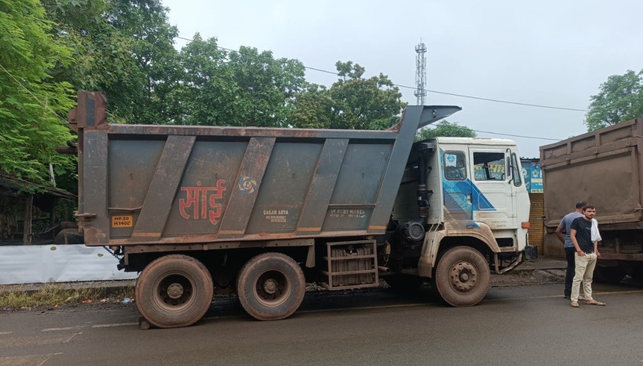 Illegal Transportation of Sand: Mineral Department seized 3 dumpers illegally transporting sand.