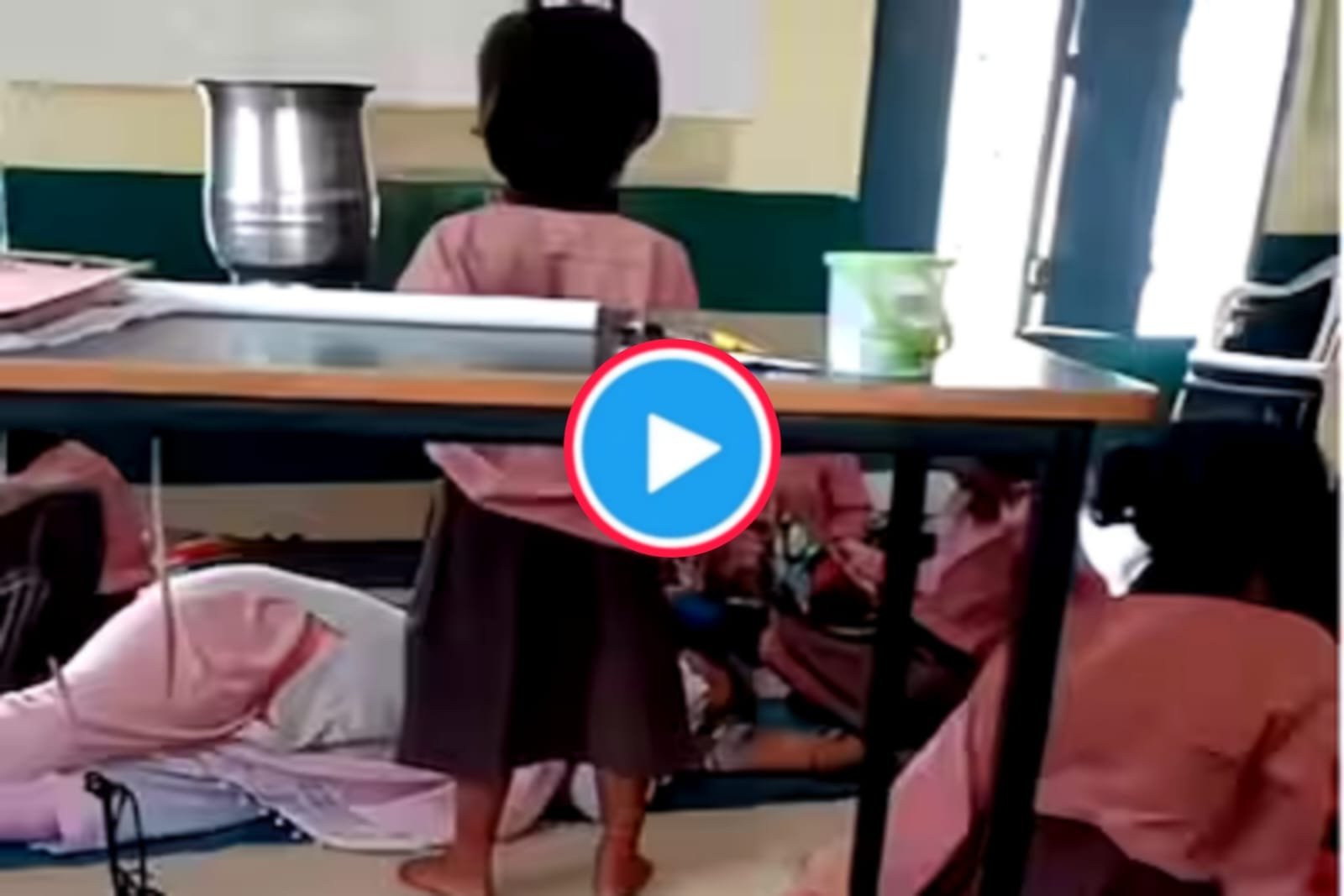 Teacher's Video: Teacher madam kept working the fan with innocent hands and kept sleeping happily.