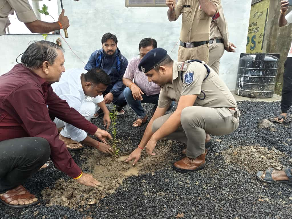 Vriksaganga campaign: SP and Gayatri family planted saplings on Ramtek hill
